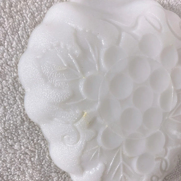 Vintage Milk Glass Grapes Embossed Textured Bowl Dish Snack Dish Trinket Dish - Picture 6 of 10